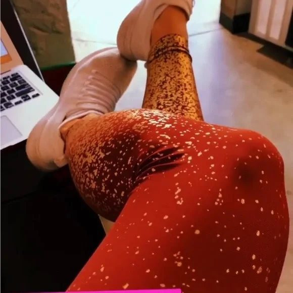 Beyond yoga burgundy& gold high waisted leggings! ✨🧘‍♀️✨ - Picture 7 of 9